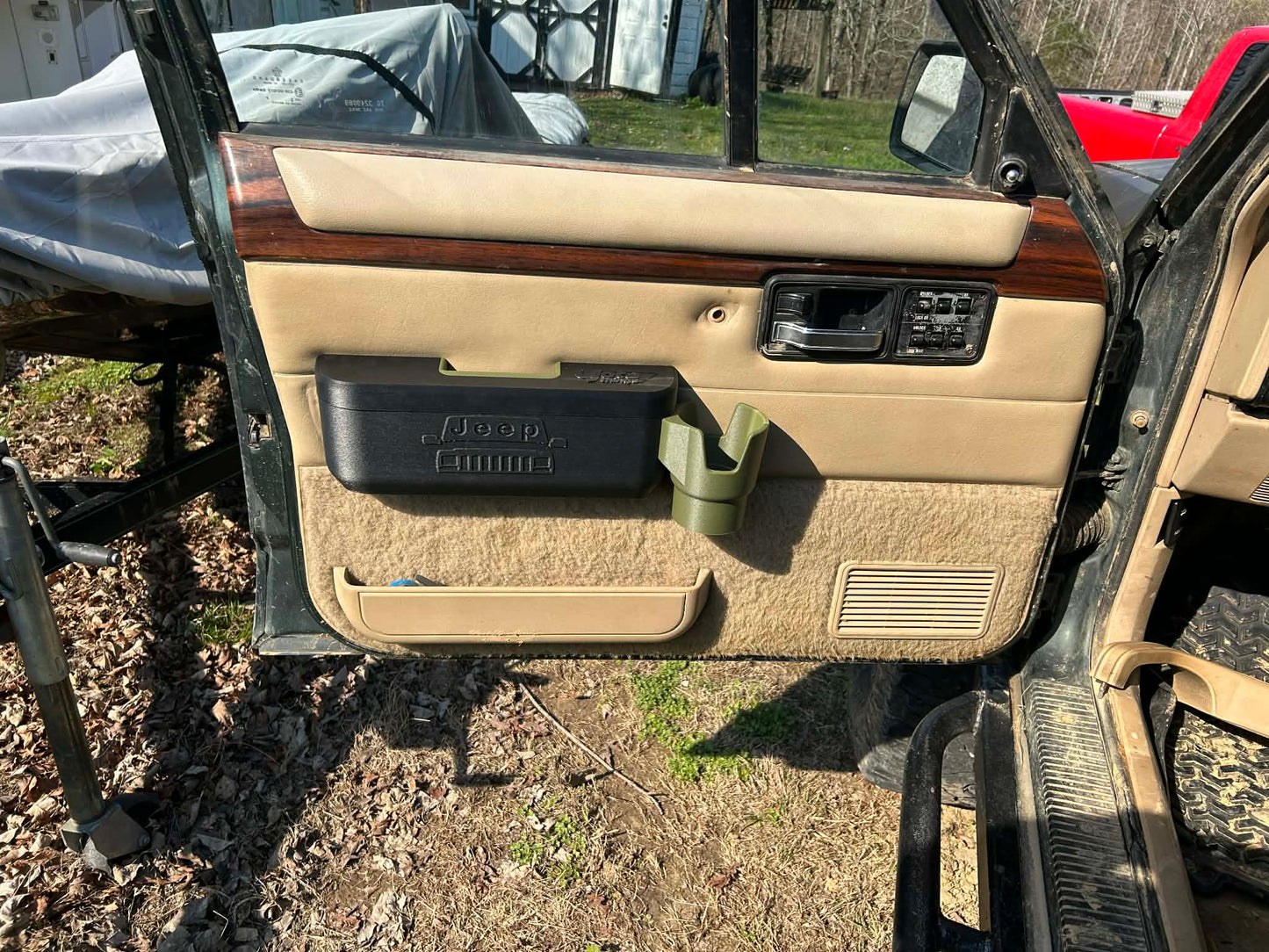Set of Large Armrest Replacement with Cup Holders                        81-04 Pickup Tacoma 84-89 4runner                       80-90 Land Cruiser           84-01 Jeep XJ
86-92 Jeep Comanche 
86-97 Nissan Hardbody 85-98 Mazda
