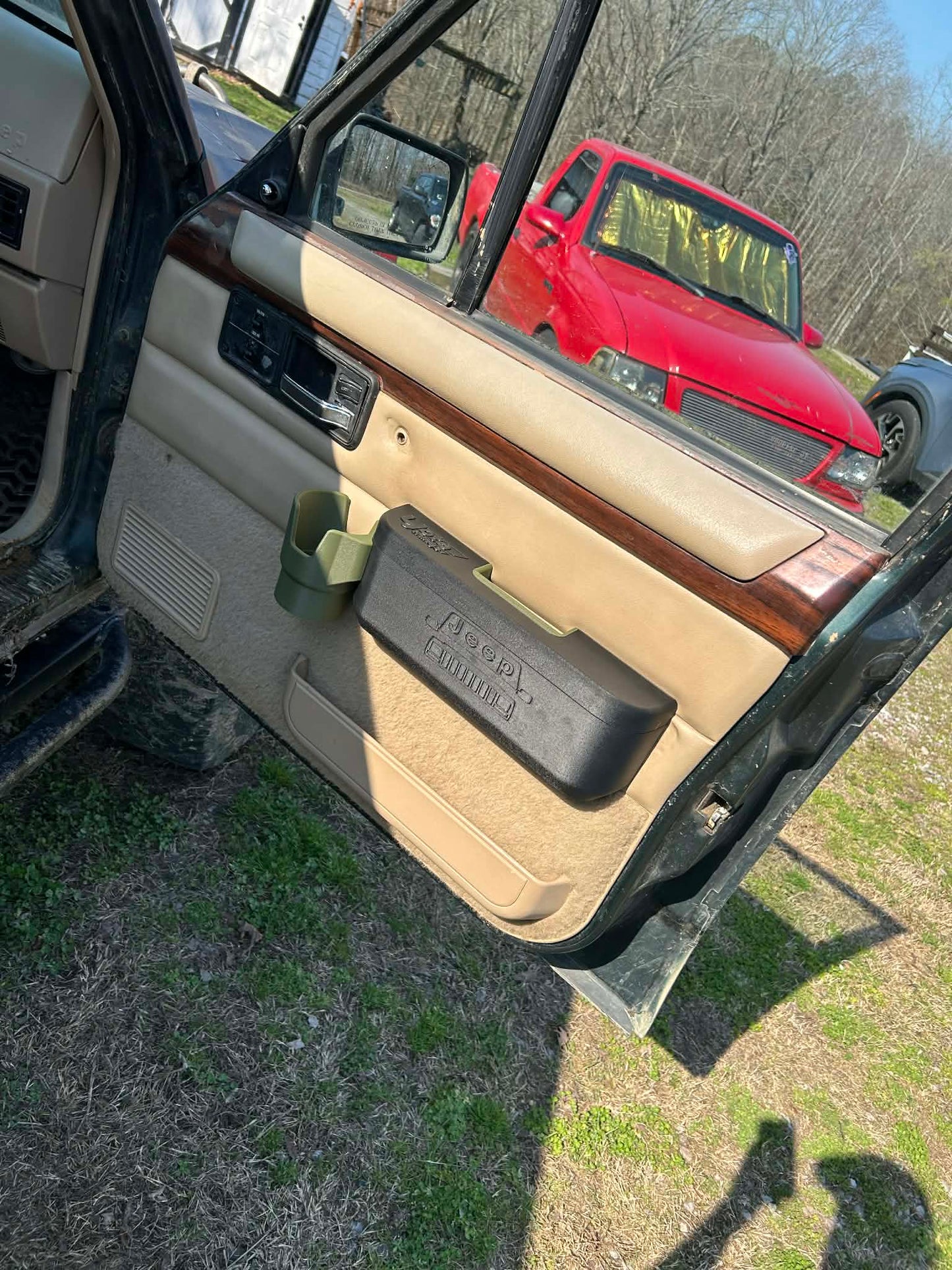Set of Large Armrest Replacement with Cup Holders                        81-04 Pickup Tacoma 84-89 4runner                       80-90 Land Cruiser           84-01 Jeep XJ
86-92 Jeep Comanche 
86-97 Nissan Hardbody 85-98 Mazda